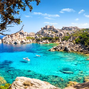 Crique de rochers avec une mer Méditerranée turquoise et transparente