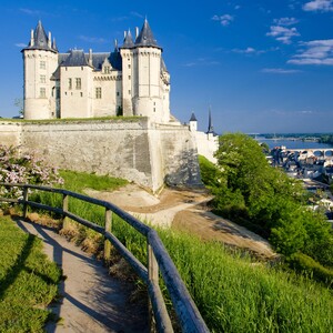 Château blanc et au toit en ardoise sur une colline donnant sur la Loire